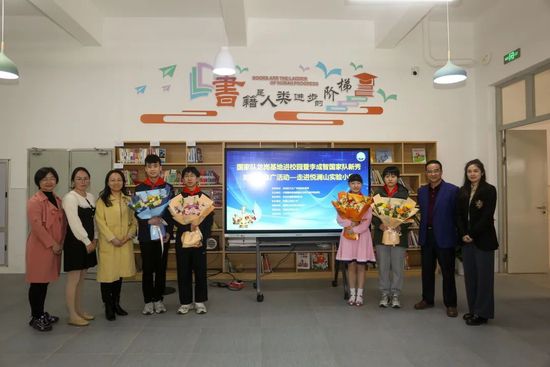 菲利普为这段旅程折服，但遭遇写作瓶颈，使文德斯的瘫痪主人公再添一名成员。